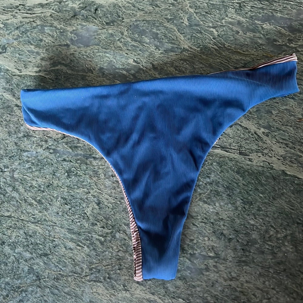 Acacia bottoms in print “Deep Navy Ribbed”. Style Brazil.